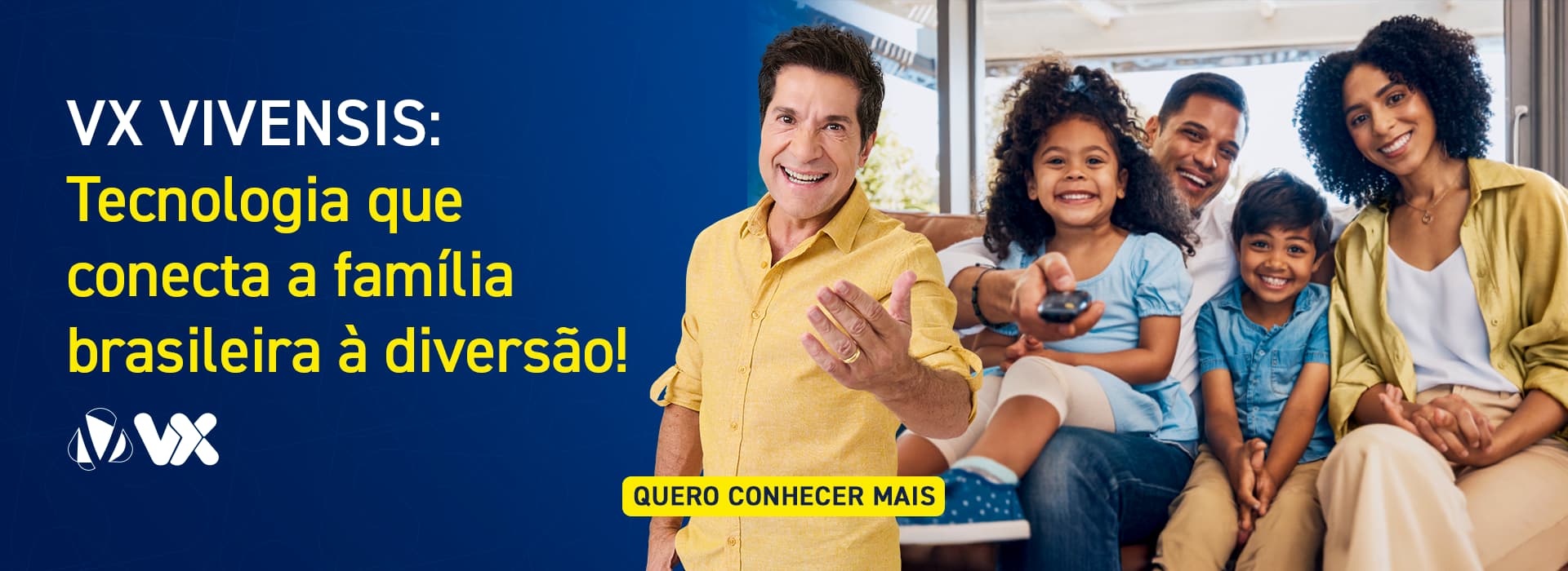 Cantor Daniel ao lado de uma família brasileira com um controle na mão