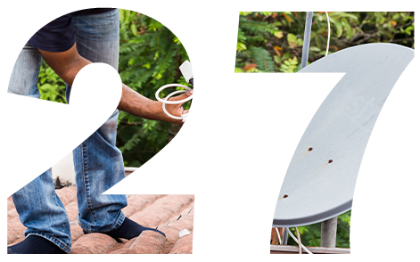 Imagem no formato deno número 27 com técnico ao fundo instalando uma antena
